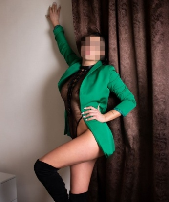 Соблазнительная милфа с изысканной внешностью и ненасытной страстью готова окунуть тебя в океан наслаждения. Приглашаю на часы неземного блаженства и удовольствия. Звони, не упустите шанс! 15584, 26 лет