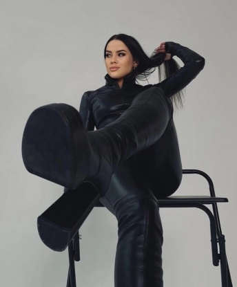 Сексуальная красотка приглашает в гости ценителя женской красоты и страсти. Я готова выполнить твои самые смелые фантазии и подарить тебе незабываемые моменты наслаждения. Только для достойных мужчин! 5545, 24 года