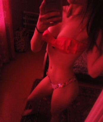 Страстная и чувственная брюнетка пригласит тебя в гости для незабываемых встреч и приятного отдыха. Гарантирую тебе море наслаждения! 8152, 19 лет